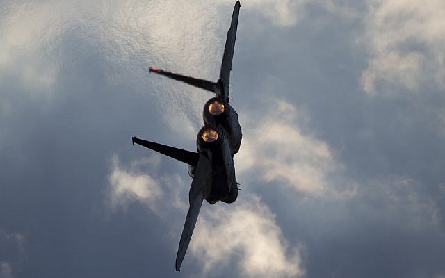 Une photo prise le jeudi 29 décembre 2016 montre un avion F-15 de l'armée de l'air israélienne en vol lors d'une cérémonie de remise des diplômes pour les nouveaux pilotes à la base aérienne de Hatzerim près de la ville de Beer Sheva, en Israël. (AP/Ariel Schalit)