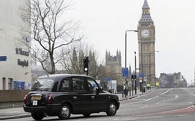 A titre d'illustration : un taxi noir passe devant le pont Westminster de Londres, le 23 mars 2017 (Crédit : AP Photo/Tim Ireland)