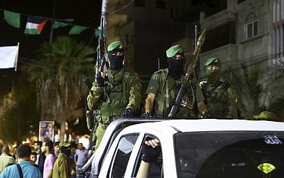 Des membres des brigades Ezzedine al-Qassam Brigades, aile militaire du Hamas, marquant la journée Al-Quds (Jérusalem) au camp de réfugiés de Nusseirat, dans le centre de la bande de Gaza, le 23 juin 2017 (Crédit : AP/Adel Hana) Des membres des brigades Ezzedine al-Qassam Brigades, aile militaire du Hamas, marquant la journée Al-Quds (Jérusalem) au camp de réfugiés de Nusseirat, dans le centre de la bande de Gaza, le 23 juin 2017 (Crédit : AP/Adel Hana)