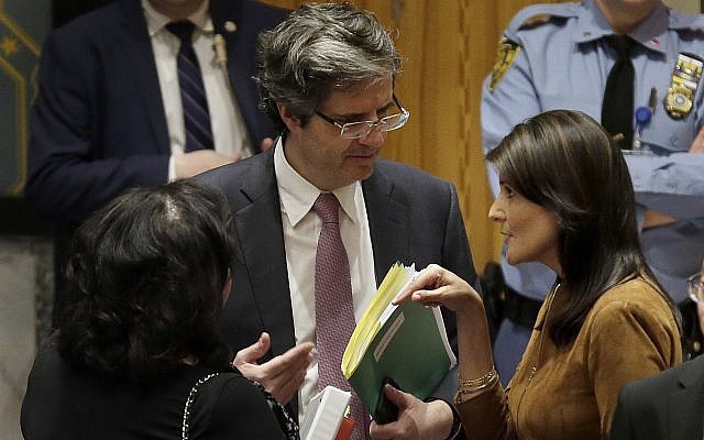 L'ambassadrice aux Nations unies américaine Nikki Haley, à droite, discute avec l'ambassadeur français à l'ONU Francois Delattre, au centre, et leur homologue britannique Karen Pierce avant une réunion du Conseil de sécurité au siège de l'ONU, le 9 avril 2018 (Crédit : AP/Seth Wenig) L'ambassadrice aux Nations unies américaine Nikki Haley, à droite, discute avec l'ambassadeur français à l'ONU Francois Delattre, au centre, et leur homologue britannique Karen Pierce avant une réunion du Conseil de sécurité au siège de l'ONU, le 9 avril 2018 (Crédit : AP/Seth Wenig)