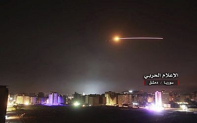 Des missiles anti-aériens syriens répondent aux missiles israéliens lancés contre des postes de défense anti-aériennes et des bases militaires à Damas, en Syrie, le 10 mai 2018 (Crédit : Syrian Central Military Media, via AP) Des missiles anti-aériens syriens répondent aux missiles israéliens lancés contre des postes de défense anti-aériennes et des bases militaires à Damas, en Syrie, le 10 mai 2018 (Crédit : Syrian Central Military Media, via AP)
