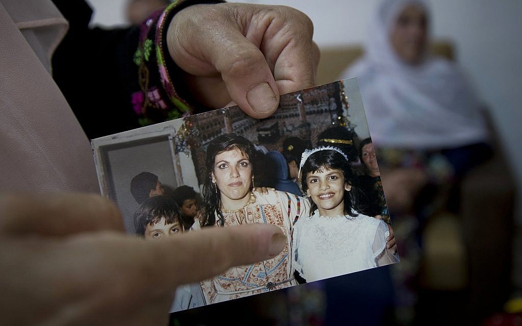 Dans cette photo du 8 août 2018, Fadwa Tlaib, une tante de Rashida Tlaib, désigne la jeune Rashida dans une photo de 1987 avec sa mère Fatima et son frère Nader, dans la maison familiale du village de Beit Ur al-Foqa, en Cisjordanie. (AP/Nasser Nasser Nasser) Dans cette photo du 8 août 2018, Fadwa Tlaib, une tante de Rashida Tlaib, désigne la jeune Rashida dans une photo de 1987 avec sa mère Fatima et son frère Nader, dans la maison familiale du village de Beit Ur al-Foqa, en Cisjordanie. (AP/Nasser Nasser Nasser)
