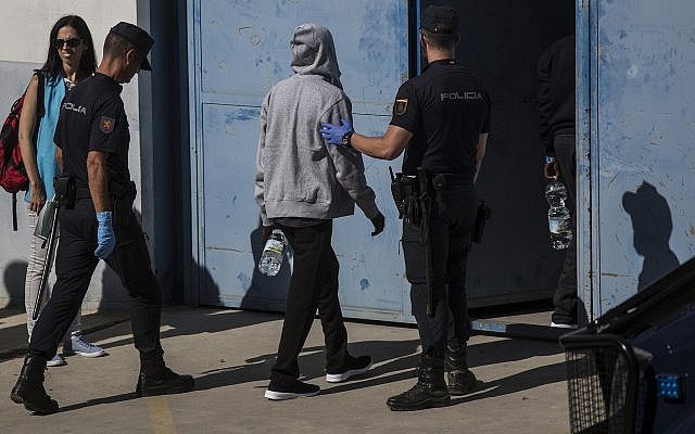 Illustration : des migrants conduits vers un centre pour réfugiés près d'Algerciras, en Espagne, le 9 août 2018. (Crédit : AP/Javier Fergo) Illustration : des migrants conduits vers un centre pour réfugiés près d'Algerciras, en Espagne, le 9 août 2018. (Crédit : AP/Javier Fergo)