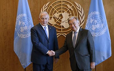 Le Premier ministre Benjamin Netanyahu (à gauche) rencontre le Secrétaire général des Nations Unies Antonio Guterres en marge de la 73e session de l'Assemblée générale des Nations Unies, au siège des Nations Unies, le 27 septembre 2018. (AP Photo/ Jason DeCrow)