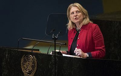 La ministre des Affaires étrangères  autrichienne Karin Kneissl à la 73e session de l'Assemblée générale de l'ONU à New York, le 29 septembre 2018 (Crédit : AP Photo/Mary Altaffer)