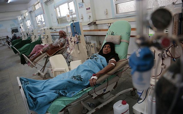 Des patients atteints d'insuffisance hépatique sont sous dialyse à l'hôpital d'Hodeida, le 27 septembre 2018. (Crédit : AP/Hani Mohammed) Des patients atteints d'insuffisance hépatique sont sous dialyse à l'hôpital d'Hodeida, le 27 septembre 2018. (Crédit : AP/Hani Mohammed)
