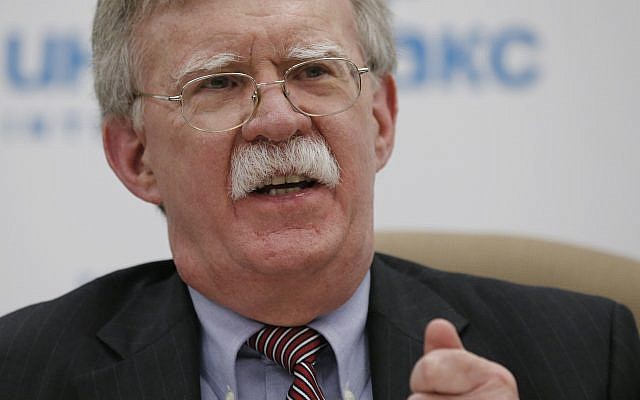 Le conseiller à la sécurité nationale John Bolton à une conférence de presse à Moscou, en Russie, le 23 octobre 2018. (Crédit : AP/Alexander Zemlianichenko) Le conseiller à la sécurité nationale John Bolton à une conférence de presse à Moscou, en Russie, le 23 octobre 2018. (Crédit : AP/Alexander Zemlianichenko)