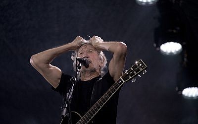 Le chanteur et compositeur britannique Roger Waters se produit lors de son concert de la tournée Us + Them au stade Maracana de Rio de Janeiro, au Brésil, le mercredi 24 octobre 2018. (Crédit : AP / Silvia Izquierdo)