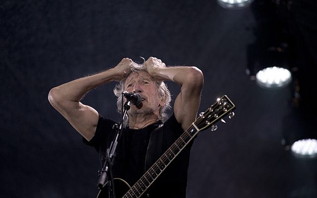 Le chanteur et compositeur britannique Roger Waters se produit lors de son concert de la tournée Us + Them au stade Maracana de Rio de Janeiro, au Brésil, le mercredi 24 octobre 2018. (Crédit : AP / Silvia Izquierdo)