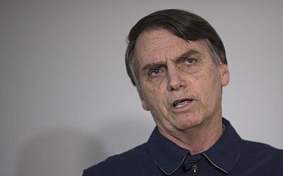 Le président brésilien Jair Bolsonaro du parti d’extrême-droite Social libéral durant une conférence de presse, à Rio de Janeiro, le 25 octobre 2018. (Crédit :AP/Leo Correa)