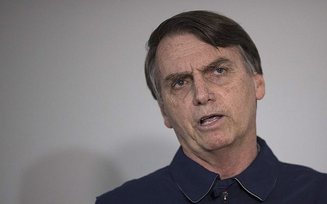 Le président brésilien Jair Bolsonaro du parti d’extrême-droite Social libéral durant une conférence de presse, à Rio de Janeiro, le 25 octobre 2018. (Crédit :AP/Leo Correa) Le président brésilien Jair Bolsonaro du parti d’extrême-droite Social libéral durant une conférence de presse, à Rio de Janeiro, le 25 octobre 2018. (Crédit :AP/Leo Correa)