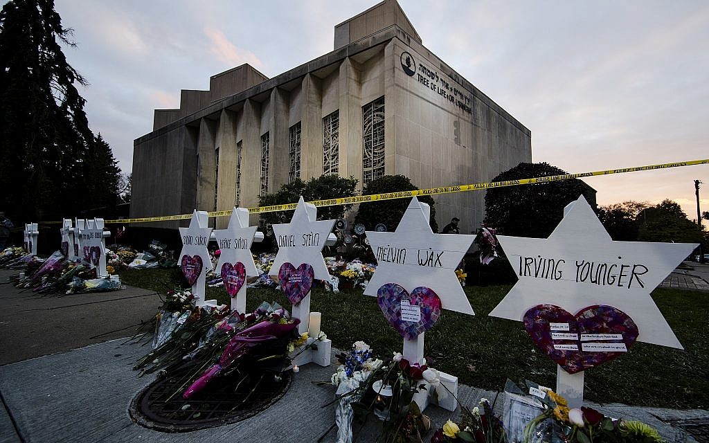 Un mémorial de fortune devant la synagogue Tree of Life à la suite d'une fusillade meurtrière à Pittsburgh, Pennsylvanie, le 29 octobre 2018. (Crédit : Matt Rourke/AP)