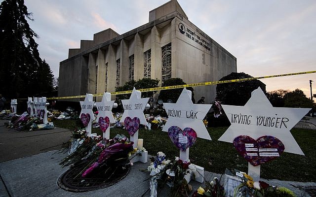 Un mémorial de fortune devant la synagogue Tree of Life à la suite d'une fusillade meurtrière à Pittsburgh, Pennsylvanie, le 29 octobre 2018. (Crédit : Matt Rourke/AP)