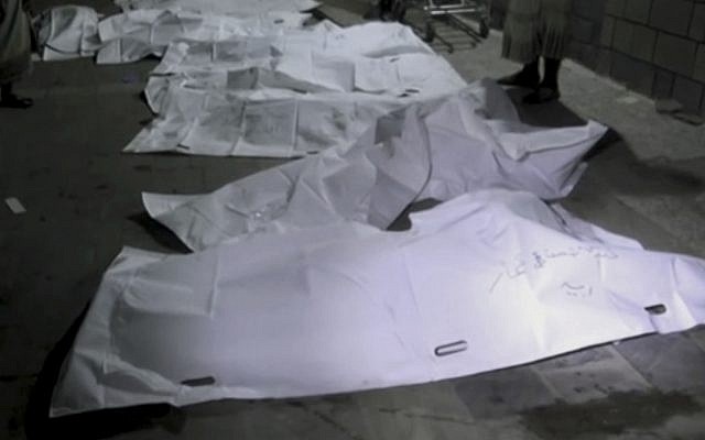 Les corps des victimes d'une frappe de la coalition saoudienne près de Hodeida, le 24 octobre 2018. (Crédit : AP)