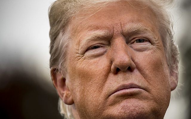 Le président Donald Trump s'adresse aux médias avant de monter à bord du Marine One sur la pelouse sud de la Maison Blanche à Washington, le vendredi 2 novembre 2018. (Crédit : AP/Andrew Harnik) Le président Donald Trump s'adresse aux médias avant de monter à bord du Marine One sur la pelouse sud de la Maison Blanche à Washington, le vendredi 2 novembre 2018. (Crédit : AP/Andrew Harnik)