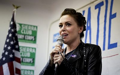 L'actrice Alyssa Milano durant un meeting de campagne pour la candidate démocrate Katie Porter en Californie, le 6 novembre 2018 (Crédit : AP/Chris Carlson)