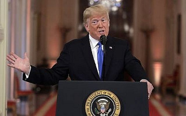 Le président américain Donald Trump s'exprime lors d'une conférence de presse dans la salle Est de la Maison Blanche, à Washington, le 7 novembre 2018. (Evan Vucci/AP)