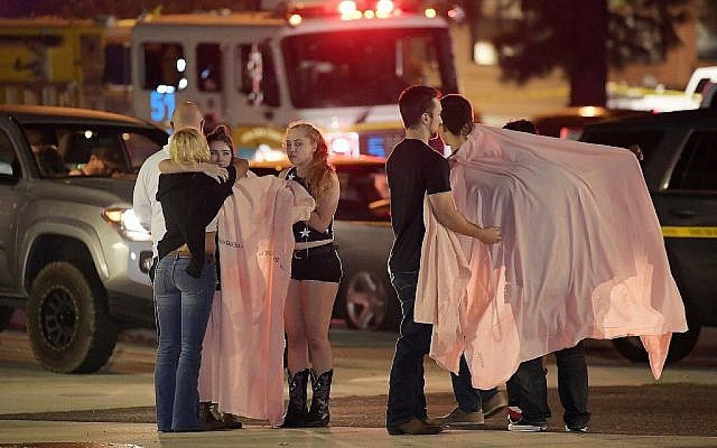 Des clients du bar en état de choc après une fusillade qui a fait 12 morts dans un bar de Thousand Oaks, en Californie, le 8 novembre 2018.(Crédit : AP/Mark J. Terrill)