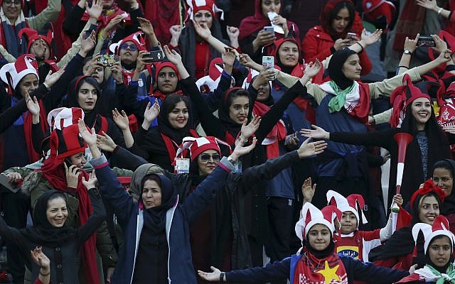 Des spectatrices iraniennes avant un match de football à Téhéran, le 10 novembre 2018. (Crédit : Vahid Salemi/AP)