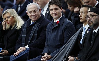 Le Premier ministre Benjamin Netanyahu, (deuxième à gauche), et son épouse second Sara, (à gauche), le Premier ministre canadien Justin Trudeau, le roi marocain Mohammed VI, (à droite), et le prince héritier Moulay Hassan lors des cérémonies à l'Arc de Triomphe, à Paris, le 11 novembre 2018 (Crédit : AP Photo/Francois Mori, Pool)