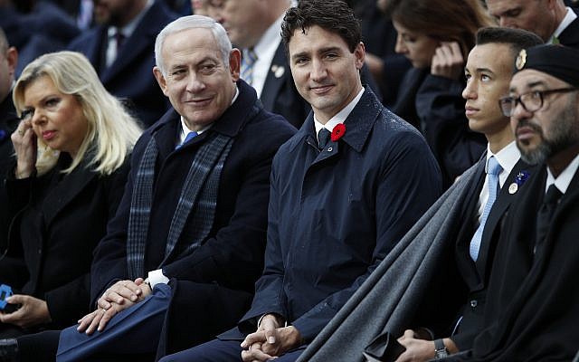 Le Premier ministre Benjamin Netanyahu, (deuxième à gauche), et son épouse second Sara, (à gauche), le Premier ministre canadien Justin Trudeau, le roi marocain Mohammed VI, (à droite), et le prince héritier Moulay Hassan lors des cérémonies à l'Arc de Triomphe, à Paris, le 11 novembre 2018 (Crédit : AP Photo/Francois Mori, Pool) Le Premier ministre Benjamin Netanyahu, (deuxième à gauche), et son épouse second Sara, (à gauche), le Premier ministre canadien Justin Trudeau, le roi marocain Mohammed VI, (à droite), et le prince héritier Moulay Hassan lors des cérémonies à l'Arc de Triomphe, à Paris, le 11 novembre 2018 (Crédit : AP Photo/Francois Mori, Pool)