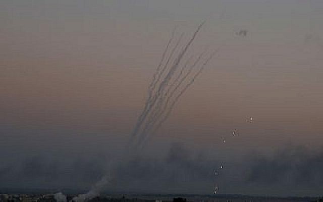 Des roquettes palestiniennes lancées vers Israël depuis Gaza, le 12 novembre 2018 (Crédit : AP/Hatem Moussa) Des roquettes palestiniennes lancées vers Israël depuis Gaza, le 12 novembre 2018 (Crédit : AP/Hatem Moussa)