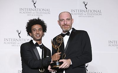 L'acteur Yossi Vasa, (à gauche), et le réalisateur Shai Ben Atar posent dans la salle de presse avec leur prix de la meilleure comédie, "Nebsu", lors du 46e gala international des Emmy Awards à New York, le 19 novembre 2018. (Amy Sussman/ Invision/ AP)