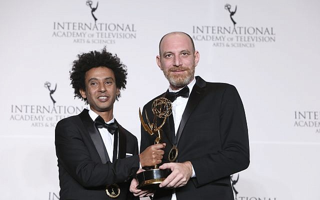 L'acteur Yossi Vasa, (à gauche), et le réalisateur Shai Ben Atar posent dans la salle de presse avec leur prix de la meilleure comédie, "Nebsu", lors du 46e gala international des Emmy Awards à New York, le 19 novembre 2018. (Amy Sussman/ Invision/ AP)