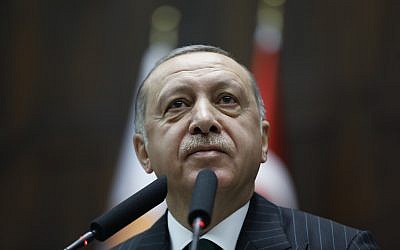 Le président turc Recep Tayyip Erdogan s'adresse aux élus de son parti à Ankara, le 20 novembre 2018. (Crédit : Burhan Ozbilici/AP)