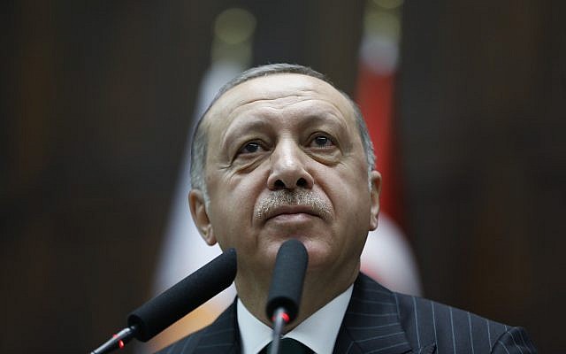 Le président turc Recep Tayyip Erdogan s'adresse aux élus de son parti à Ankara, le 20 novembre 2018. (Crédit : Burhan Ozbilici/AP) Le président turc Recep Tayyip Erdogan s'adresse aux élus de son parti à Ankara, le 20 novembre 2018. (Crédit : Burhan Ozbilici/AP)