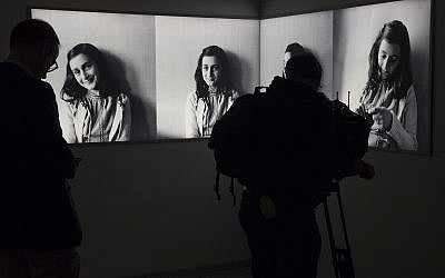 Des journalistes photographient le musée Anne Frank rénové, à Amsterdam, le 21 novembre 2018. (Crédit : AP/Peter Dejong)