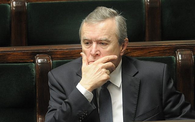 Le vice-Premier ministre et ministre de la Culture polonais Piotr Glinski au parlement, à Varsovie, en Pologne, le 25 janvier 2017 (Crédit : AP Photo/Alik Keplicz) Le vice-Premier ministre et ministre de la Culture polonais Piotr Glinski au parlement, à Varsovie, en Pologne, le 25 janvier 2017 (Crédit : AP Photo/Alik Keplicz)