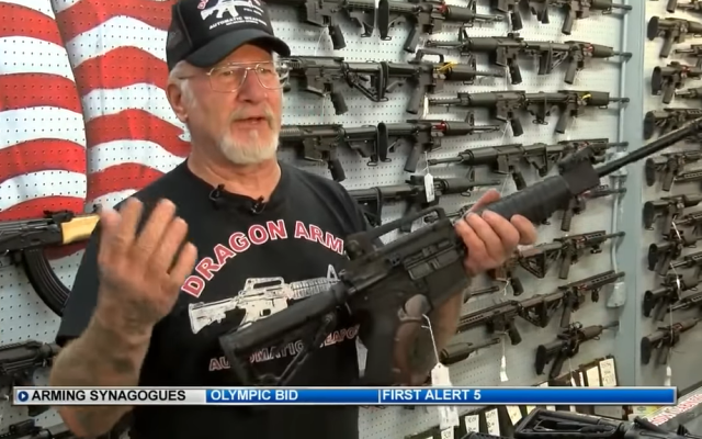 L'armurier Mel Bernstein proposer d'armer les rabbins après la fusillade de Pittsburgh. (Crédit : capture d'écran News5) L'armurier Mel Bernstein proposer d'armer les rabbins après la fusillade de Pittsburgh. (Crédit : capture d'écran News5)