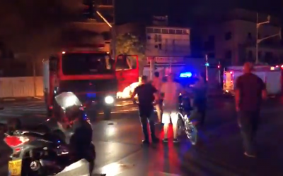 Les secours sur les lieux de l'explosion d'une voiture à Tel Aviv, un crime qui serait lié à la pègre, le 4 novembre 2018 (Capture d'écran)