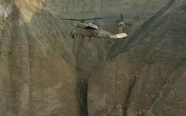 Un hélicoptère militaire vient en aide à un groupe de touristes bloqué par des inondations (Capture d'écran : Armée israélienne)