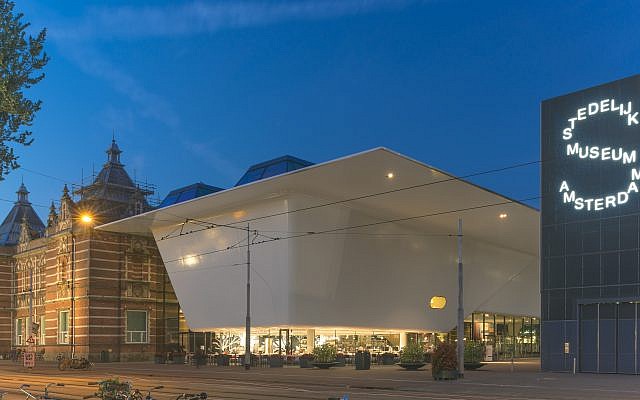 Le Stedelijk Museum Amsterdam, une fondation d'art moderne et d'art contemporain de la ville Amsterdam aux Pays-Bas. (Crédit : John Lewis Marshall/CC BY-SA 4.0) Le Stedelijk Museum Amsterdam, une fondation d'art moderne et d'art contemporain de la ville Amsterdam aux Pays-Bas. (Crédit : John Lewis Marshall/CC BY-SA 4.0)