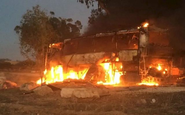 Un autobus a été incendié après avoir été touché par un missile anti-char tiré de la bande de Gaza près de la frontière entre Israël et Gaza le 12 novembre 2018. (Crédit : armée israélienne/Twitter) Un autobus a été incendié après avoir été touché par un missile anti-char tiré de la bande de Gaza près de la frontière entre Israël et Gaza le 12 novembre 2018. (Crédit : armée israélienne/Twitter)