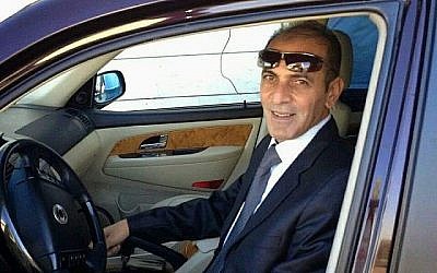 Mahmoud Abu Asabeh, 48 ans, de la ville de Halhul, en Cisjordanie, au nord de Hébron, a été tué lundi 12 novembre 2018 lorsqu'une roquette lancée par des terroristes à Gaza a frappé une maison dans la ville côtière israélienne d'Ashkelon, dans le sud du pays. (Crédit : capture d'écran Twitter) Mahmoud Abu Asabeh, 48 ans, de la ville de Halhul, en Cisjordanie, au nord de Hébron, a été tué lundi 12 novembre 2018 lorsqu'une roquette lancée par des terroristes à Gaza a frappé une maison dans la ville côtière israélienne d'Ashkelon, dans le sud du pays. (Crédit : capture d'écran Twitter)