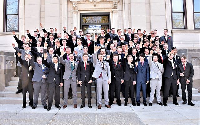 Un groupe d'élèves d'un lycée de Baraboo, dans le Wisconsin (USA), en train de faire le salut nazi sur une photo publiée le 11 novembre 2018. Jason Blue, au fond à droite, n'imite pas ses camarades. (Crédit : capture d'écran Twitter) Un groupe d'élèves d'un lycée de Baraboo, dans le Wisconsin (USA), en train de faire le salut nazi sur une photo publiée le 11 novembre 2018. Jason Blue, au fond à droite, n'imite pas ses camarades. (Crédit : capture d'écran Twitter)