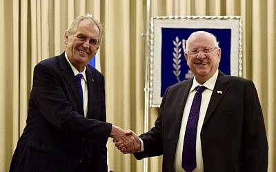 Le président israélien Reuven Rivlin (à droite) avec son homologue tchèque Milos Zeman, à Jérusalem, le 26 novembre 2018 (Crédit : présidence tchèque via Twitter)