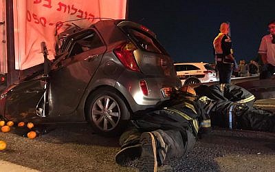 Les secouristes du Magen David Adom essaient de sauver les passagers de la voiture encastrée sous un camion lors de l'accident de voiture sur la route 6, le 20 novembre 2018. (Capture d'écran Twitter)