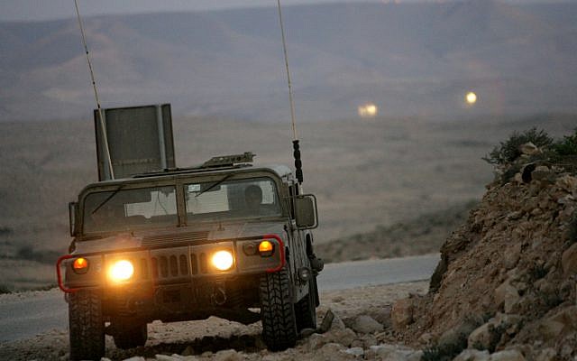 Une jeep militaire israélienne patrouille le long de la frontière avec l'Égypte le 29 mars 2005. (Moshe Shai/FLASH90)