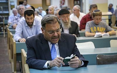 Le rabbin Shlomo Riskin, grand rabbin d'Efrat, pendant un service de prière, le 6 juillet 2015 (Crédit : Gershon Elinson/Flash90)