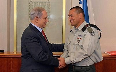 Le Premier ministre Benjamin Netanyahu avec le secrétaire militaire sortant du Premier ministre, le général de division Eyal Zamir, au bureau du Premier ministre, le 8 septembre 2015 (Crédit : Haim Zach / GPO)