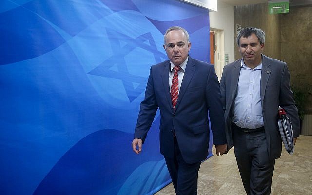 Les ministres du Likud Yuval Steinitz et Zeev Elkin (à droite) arrivent à la réunion hebdomadaire du cabinet du Premier ministre à Jérusalem le 27 septembre 2016. (Marc Israel Sellem/Pool/Flash90)