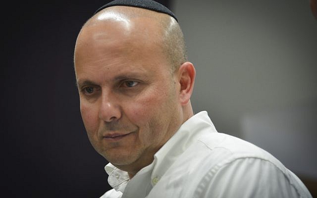 Le maire d'Ashkelon, Itamar Shimoni, arrive au tribunal de district de Tel Aviv le 14 février 2017. (Flash90) Le maire d'Ashkelon, Itamar Shimoni, arrive au tribunal de district de Tel Aviv le 14 février 2017. (Flash90)