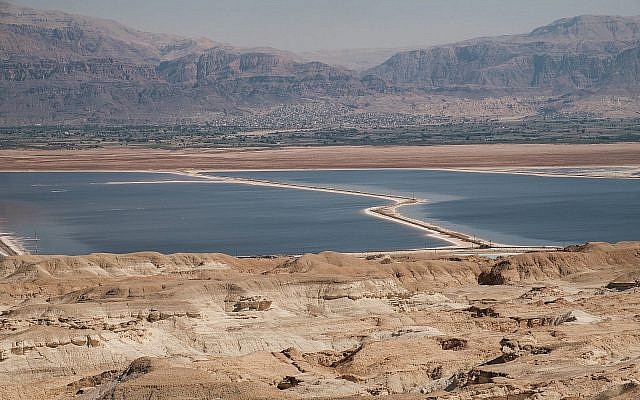 Une vue de la mer Morte dans le sud d'Israël, le 18 octobre 2017 (Crédit :  Yaniv Nadav/Flash90)