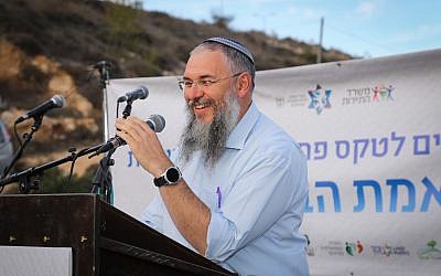 Le chef du conseil régional de Gush Eztion  Shlomo Neeman s'exprime lors d'une cérémonie d'inauguration d'une nouvelle réserve naturelle à Gush Etzion, en Cisjordanie, le 12 décembre 2017 (Crédit : Gershon Elinson/Flash90)