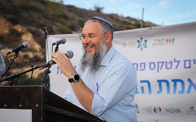 Le chef du conseil régional de Gush Eztion  Shlomo Neeman s'exprime lors d'une cérémonie d'inauguration d'une nouvelle réserve naturelle à Gush Etzion, en Cisjordanie, le 12 décembre 2017 (Crédit : Gershon Elinson/Flash90)