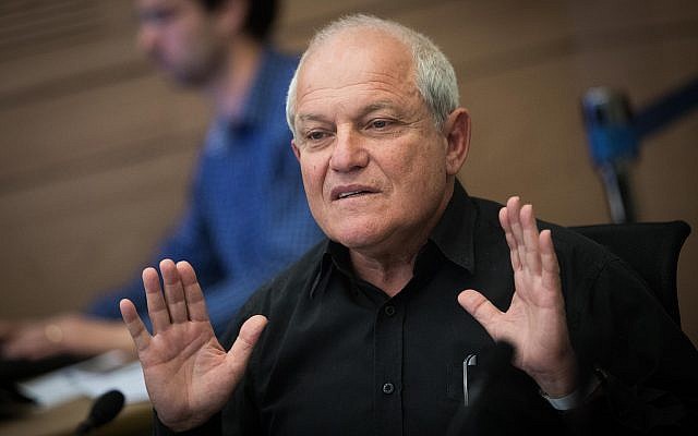 Le ministre des Affaires sociales Haim Katz prend la parole lors d'une réunion de la commission des finances à la Knesset le 5 mars 2018. (Yonatan Sindel/Flash90)